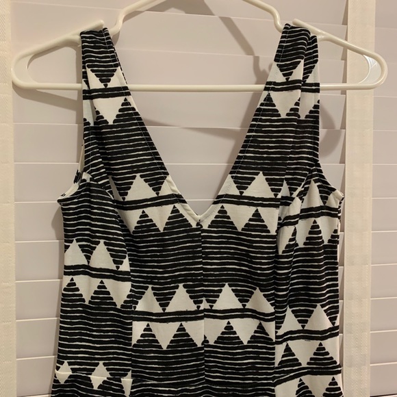 V-neck unique patterned dress - Picture 4 of 4